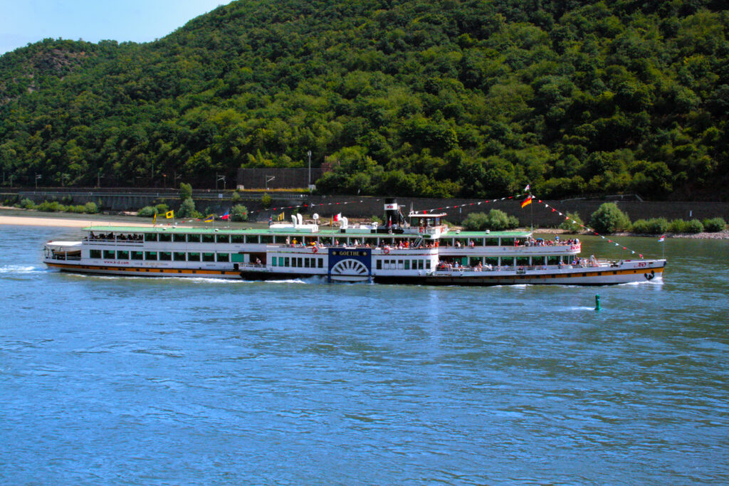 Schaufelradschiff GOETHE mit Passagieren auf dem Rhein