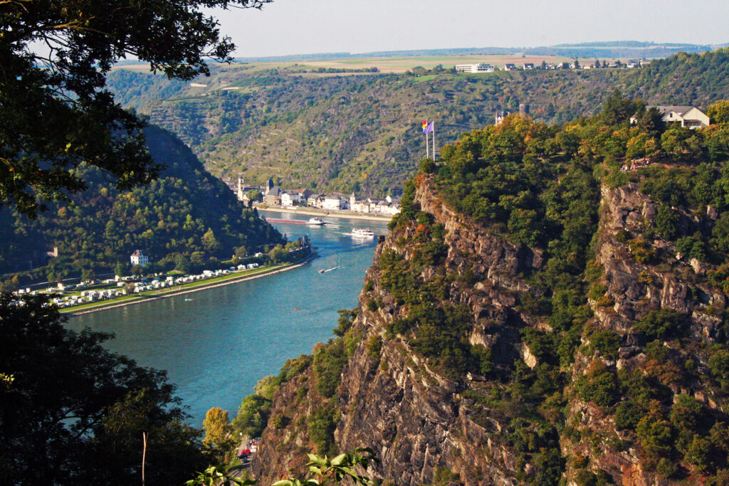 hohe Schieferfelswand über dem Rhein bei St. Goarshausen